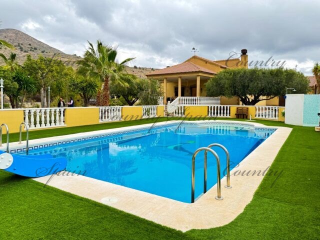 {:en}Beautiful country house with pool in Fortuna{:}{:fr}Belle maison de campagne avec piscine à Fortuna{:}{:nl}Mooi landhuis met zwembad in Fortuna{:}