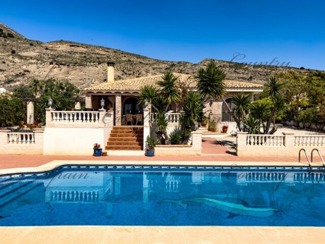 {:en}Beautiful villa with pool in Fortuna{:}{:fr}Magnifique villa avec piscine à Fortuna{:}{:nl}Prachtige villa met zwembad in Fortuna{:}