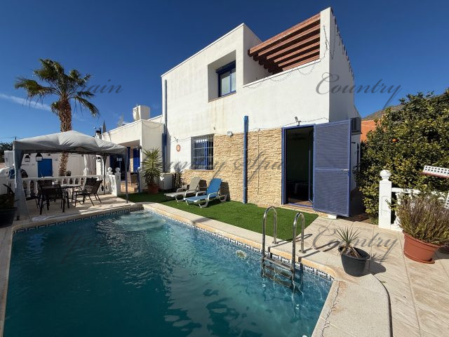 {:en}Bright modern villa with 4 bedrooms, pool & garage in Fortuna{:}{:fr}Villa 4 chambres avec piscine et garage à Fortuna{:}{:nl}Villa met 4 slaapkamers, zwembad en garage in Fortuna{:}{:es}Luminosa villa con 4 dormitorios, piscina y garaje en Fortuna{:}