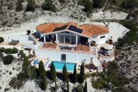 {:en}Exceptional Villa on the Hills of Petrer with Panoramic Views{:}{:fr}Villa d’exception sur les hauteurs de Petrer avec vues panoramiques{:}{:nl}Exclusieve villa op de heuvels van Petrer met panoramisch uitzicht{:}{:es}Exclusiva villa en las alturas de Petrer con vistas panorámicas{:} at 03610 Petrer, Province d'Alicante, Espagne for 649500