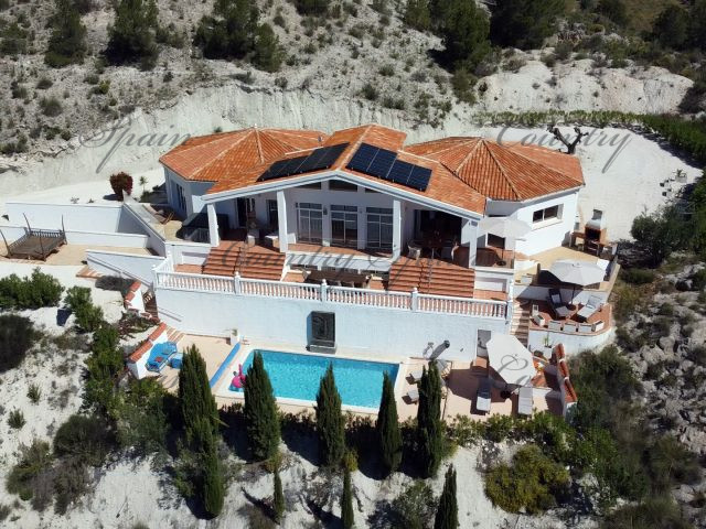 {:en}Exceptional Villa on the Hills of Petrer with Panoramic Views{:}{:fr}Villa d’exception sur les hauteurs de Petrer avec vues panoramiques{:}{:nl}Exclusieve villa op de heuvels van Petrer met panoramisch uitzicht{:}{:es}Exclusiva villa en las alturas de Petrer con vistas panorámicas{:}