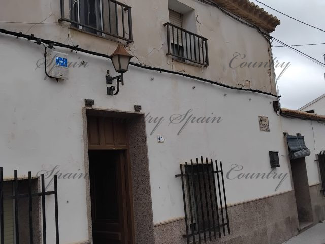 {:en}Character Property with Exceptional Renovation Potential –  Algueña{:}{:es}Casa con encanto y gran potencial de reforma en Algueña{:}