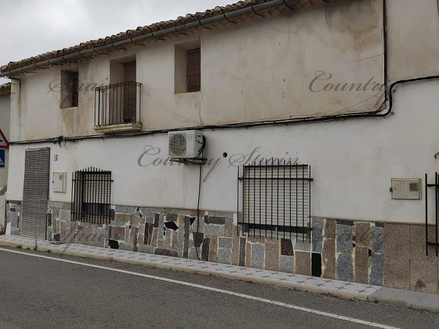{:en}Renovation Project with Great Potential – 250m² + Patio and 400m² Storage Building in Algueña{:}{:fr}Projet de rénovation avec fort potentiel – 250m² + patio et entrepôt de 400m² à Algueña{:}{:nl}Renovatieproject met groot potentieel – 250m² + patio en opslagruimte van 400m² in Algueña{:}{:es}Gran proyecto de renovación – 250m² + patio y almacén de 400m² en Algueña{:}