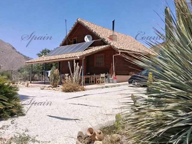 {:en}Charming Wooden Chalet and Equestrian Property with Great Potential{:}{:fr}Charmant chalet et propriété équestre à faire revivre{:}{:nl}Charmant houten chalet en ruiterij met veel potentieel{:}{:es}Encantador chalet de madera con instalaciones ecuestres y gran potencial{:}