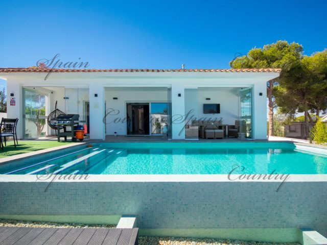 {:en}Villa with pool in Torrevieja{:}{:fr}Villa ave piscine à Torrevieja{:}{:nl}Villa met zwembad in Torrevieja{:}{:es}Chalet con piscina en Torrevieja{:}