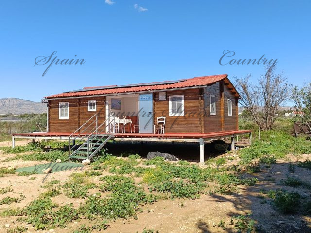 {:en}Prefabricated Wooden House on a Spacious Rural Plot in Crevillente{:}{:fr}Maison préfabriquée sur un vaste terrain à la campagne – Crevillente{:}{:nl}Prefabwoning op een ruim landelijk perceel in Crevillente{:}{:es}Casa prefabricada en amplia parcela rústica en Crevillente{:}