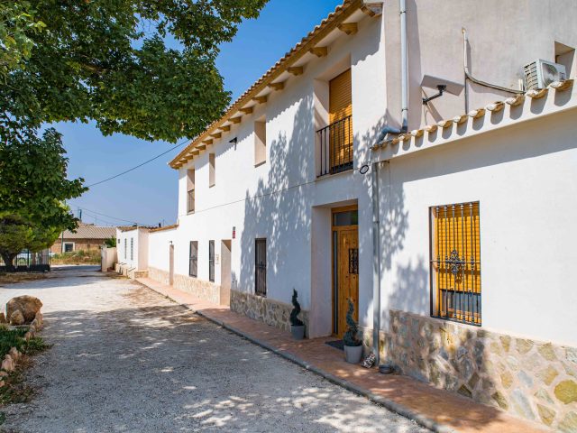 {:en}6 Bedrooms Villa in Pinoso - FOX-R188{:}{:fr}Villa de 6 Chambres  à Pinoso - FOX-R188{:}{:nl}Villa met 6 Slaapkamers  in Pinoso - FOX-R188{:}{:es}Villa de 6 Dormitorios en Pinoso - FOX-R188{:}